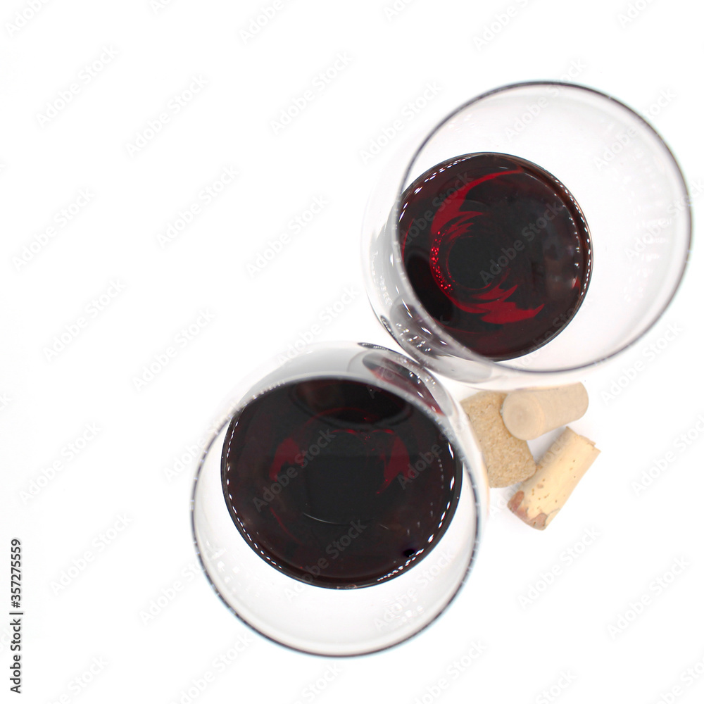 Copas de vino tinto sobre fondo blanco