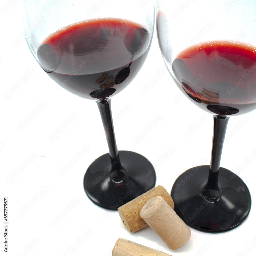 Copas de vino tinto sobre fondo blanco