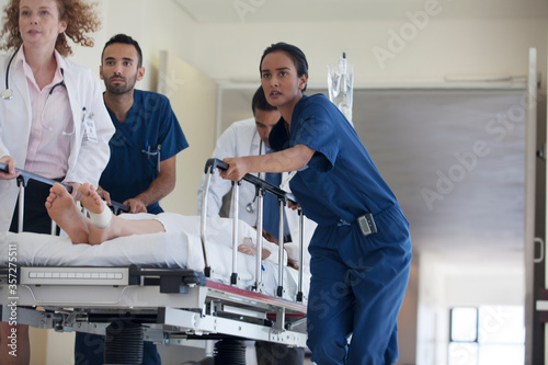 Tableau sur toile Hospital staff rushing patient to operating room