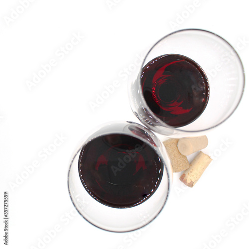 Obraz na płótnie Copas de vino tinto sobre fondo blanco w salonie
