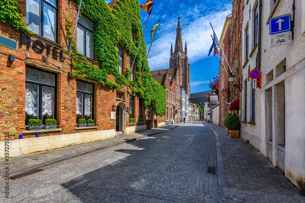 Fototapeta premium Stara ulica w Brugii (Brugge), Belgia. Pejzaż Brugii. Typowa architektura Brugii