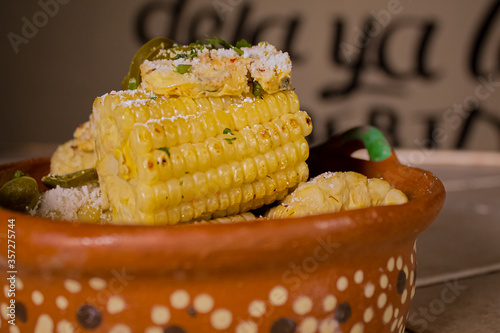 Elote asado con aguacate 