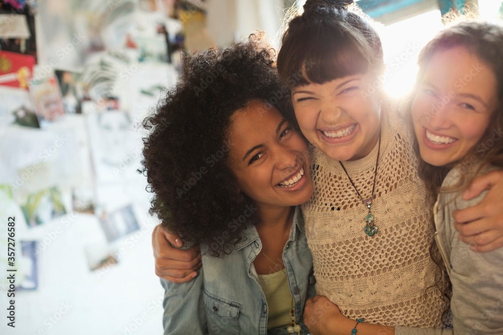 Obraz premium Women smiling together indoors