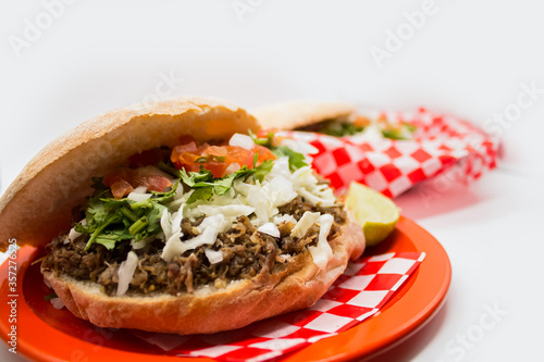 Obraz na płótnie Tacos y tortas de barbacoa sobre mantel de cuadros rojos y fondo blanco w salonie
