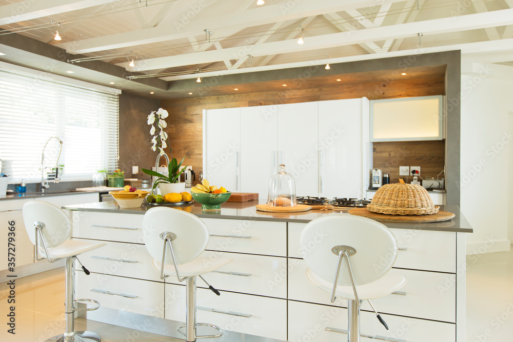 Obraz premium Modern kitchen with barstools