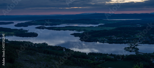 Zachód słońca nad Tyrifjorden zwanego Jezioro Tyri z punktu widokowego Kongens utsikt (królewski widok)
 photo