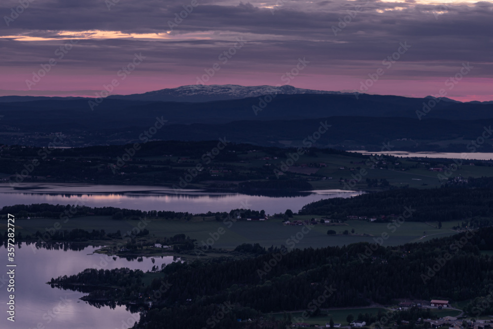 Zachód słońca nad Tyrifjorden zwanego Jezioro Tyri z punktu widokowego Kongens utsikt (królewski widok)
