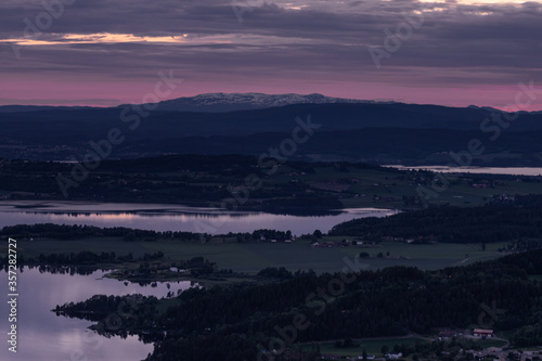 Zachód słońca nad Tyrifjorden zwanego Jezioro Tyri z punktu widokowego Kongens utsikt (królewski widok) 