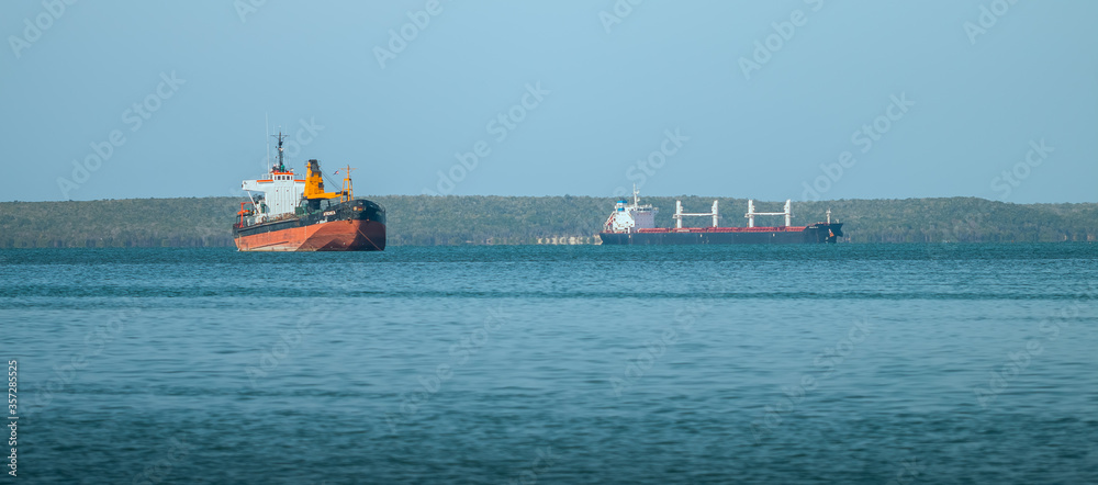 Fototapeta premium Barcos petroleros en la Bahía de Cienfuegos