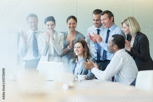 Canvas Print Business people cheering in meeting