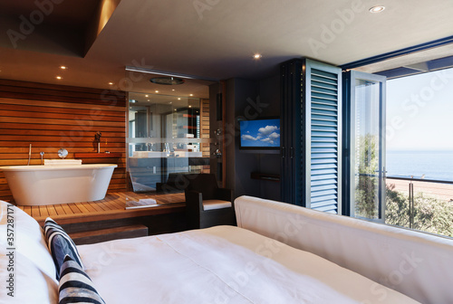 Fotografie Modern master bedroom and bathroom overlooking ocean
