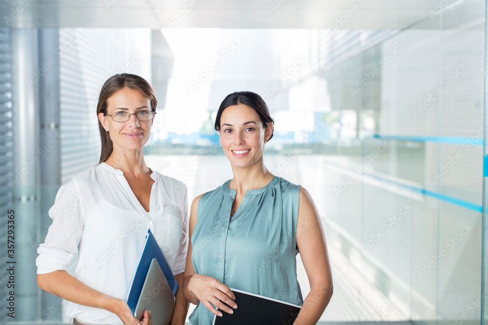 Obraz premium Portrait of confident businesswomen in office