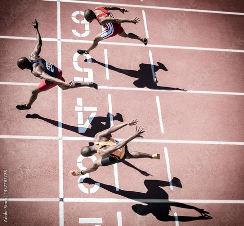 Fotografi Runners crossing finish line on track