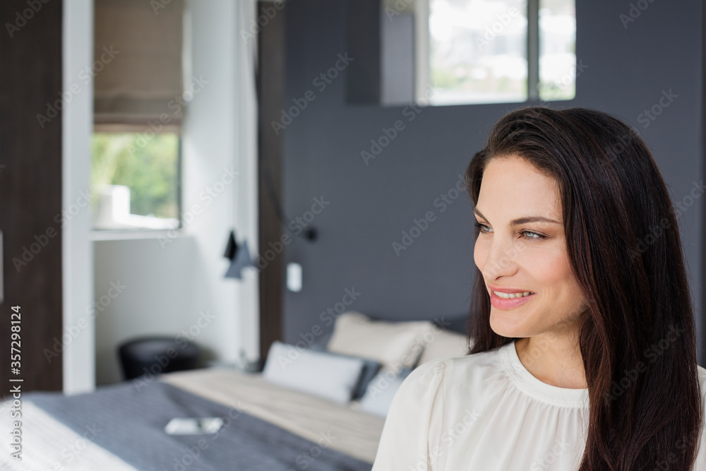 Obraz premium Smiling woman in bedroom