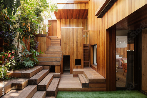 Fotografia Wooden steps and courtyard