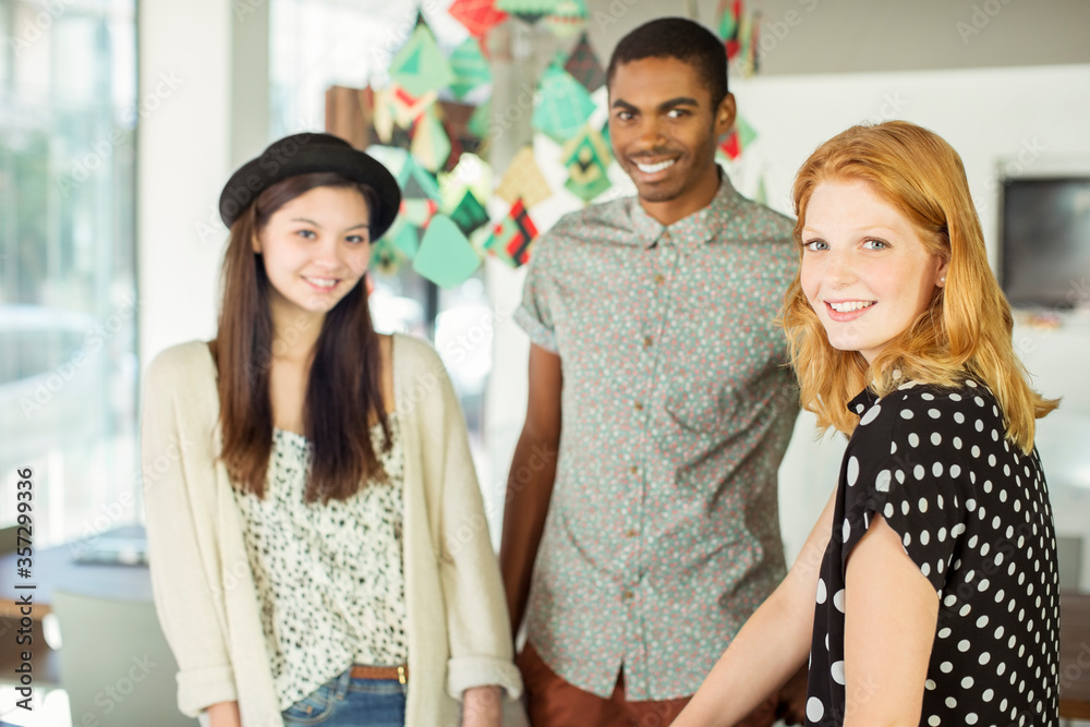 Obraz premium People smiling in office
