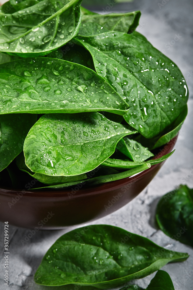 Fresh spinach leaves, with dew drops, close-up, grocery delivery. Healthy organic foods. Vegetarian diet with herbs close-up photo for delivery stores Fresh spinach leaves, with dew drops, close-up, grocery delivery. Healthy organic foods. Vegetarian diet with herbs close-up photo for delivery stores