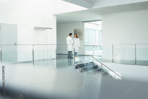 Doctors talking in hospital corridor © Martin Barraud/KOTO
