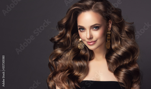 Φωτογραφία Beautiful model girl with long wavy and shiny hair