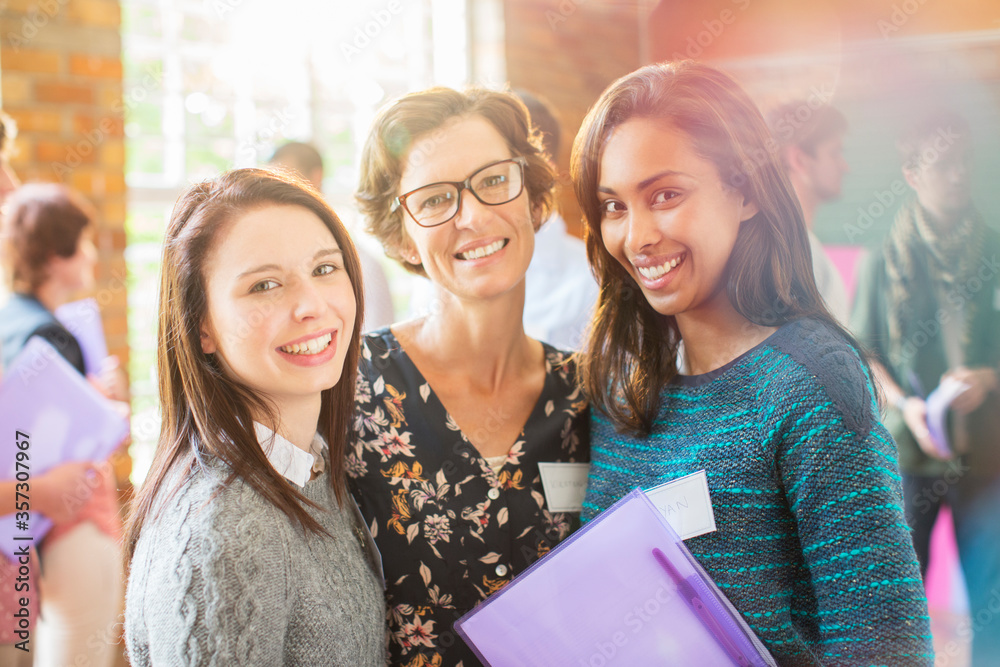© Tom Merton/KOTO - Portrait of smiling women in community center © Tom Merton/KOTO - Portrait of smiling women in community center