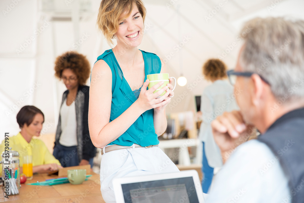 Obraz premium Office workers talking to each other during break
