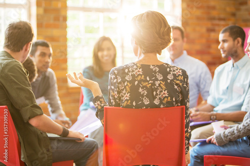 Fototapete Woman speaking in group therapy session