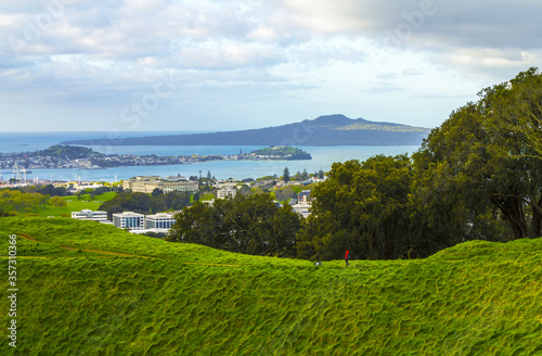 Obraz na płótnie Panoramic View from Mt Eden Crater looking to Rangitoto Island & Volcano, Auckland New Zealand w salonie