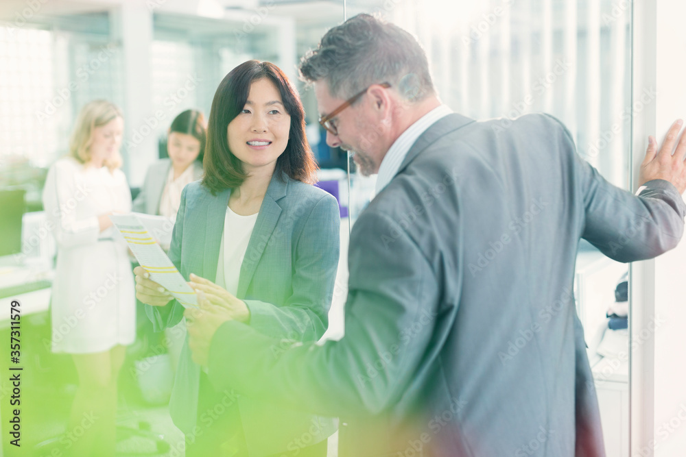 Obraz premium Business people discussing paperwork in office