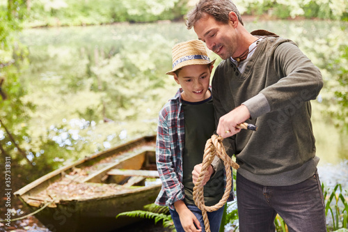 Fotografia Father teaching son how to tie a rope knot
