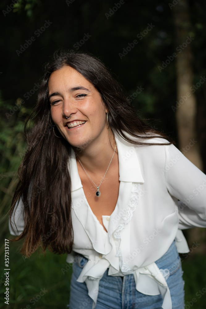 Chica joven morena sonriendo en el bosque Chica joven morena sonriendo en el bosque