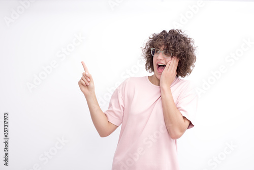 Foto Chica sonriendo y señalando sobre un fondo blanco