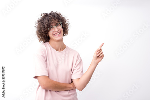 Bild auf Leinwand Chica sonriendo y señalando sobre un fondo blanco