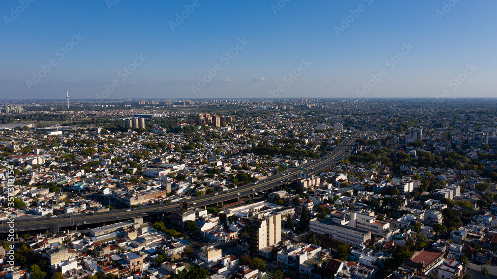 Ciudad y autopista vista desde el cielo