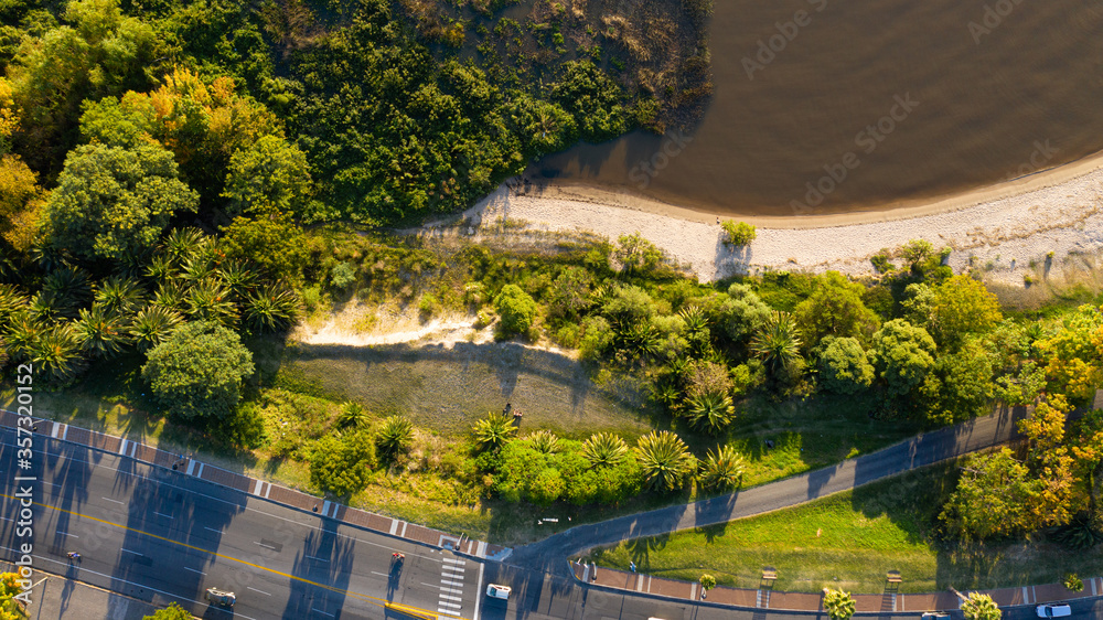Vista de autopista y playa desde el cielo. Vista de autopista y playa desde el cielo.