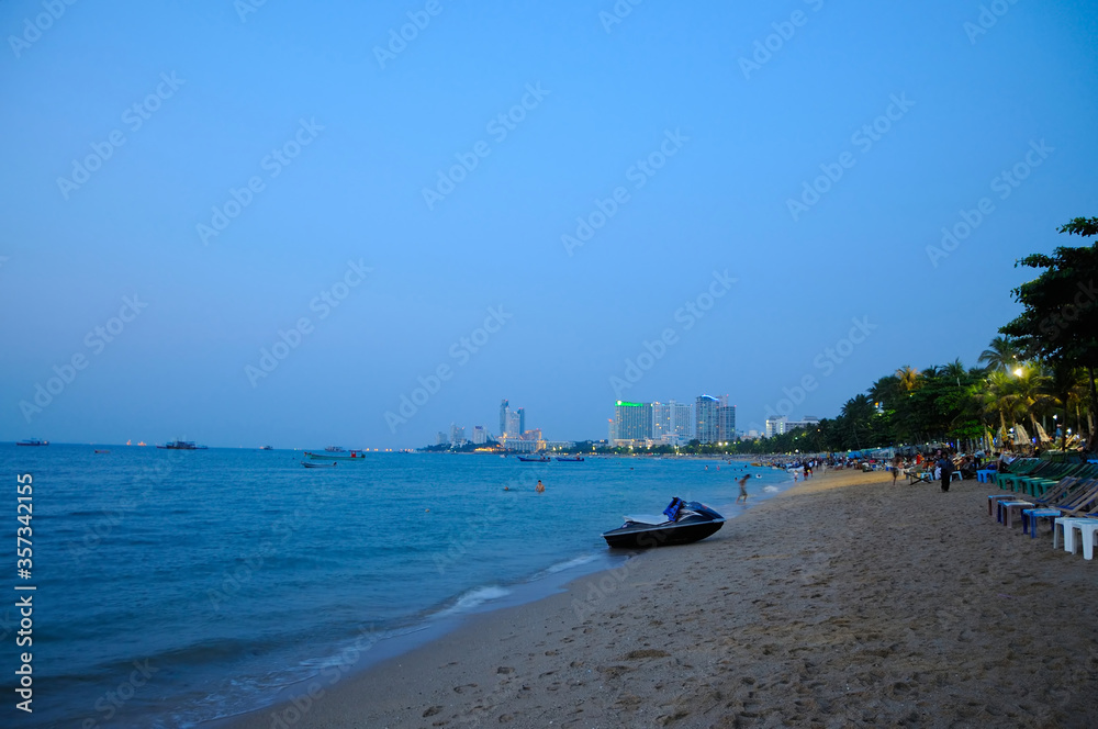 Obraz premium Unidentified People Along Pattaya Beach at Sunset