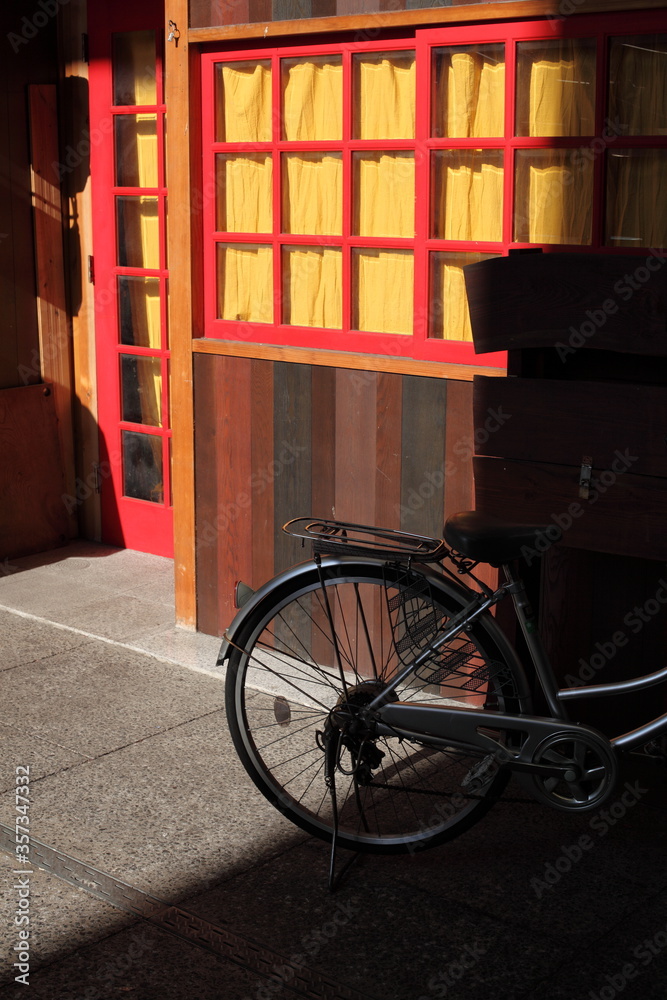 商店の窓と扉と自転車