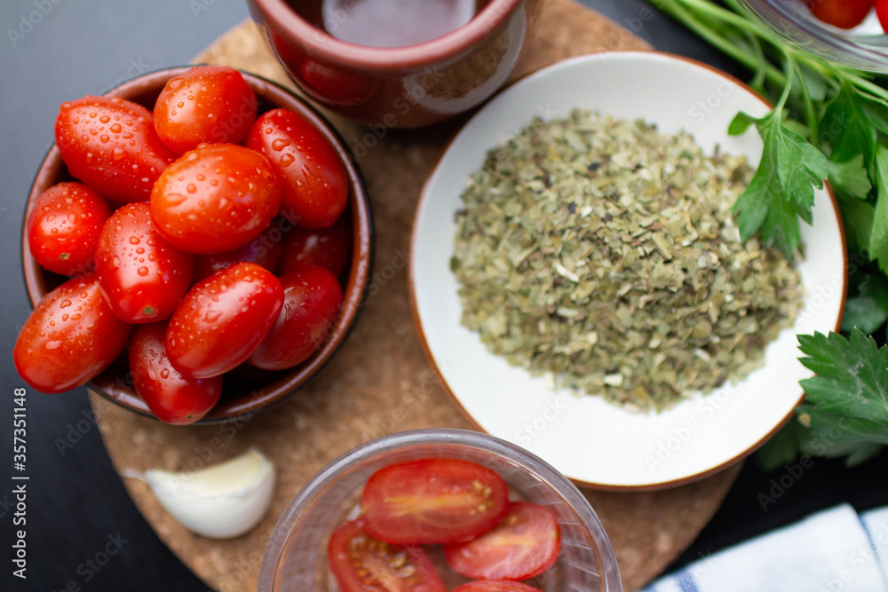 Tomate cherry con ajo y perejil en rama y seco Tomate cherry con ajo y perejil en rama y seco