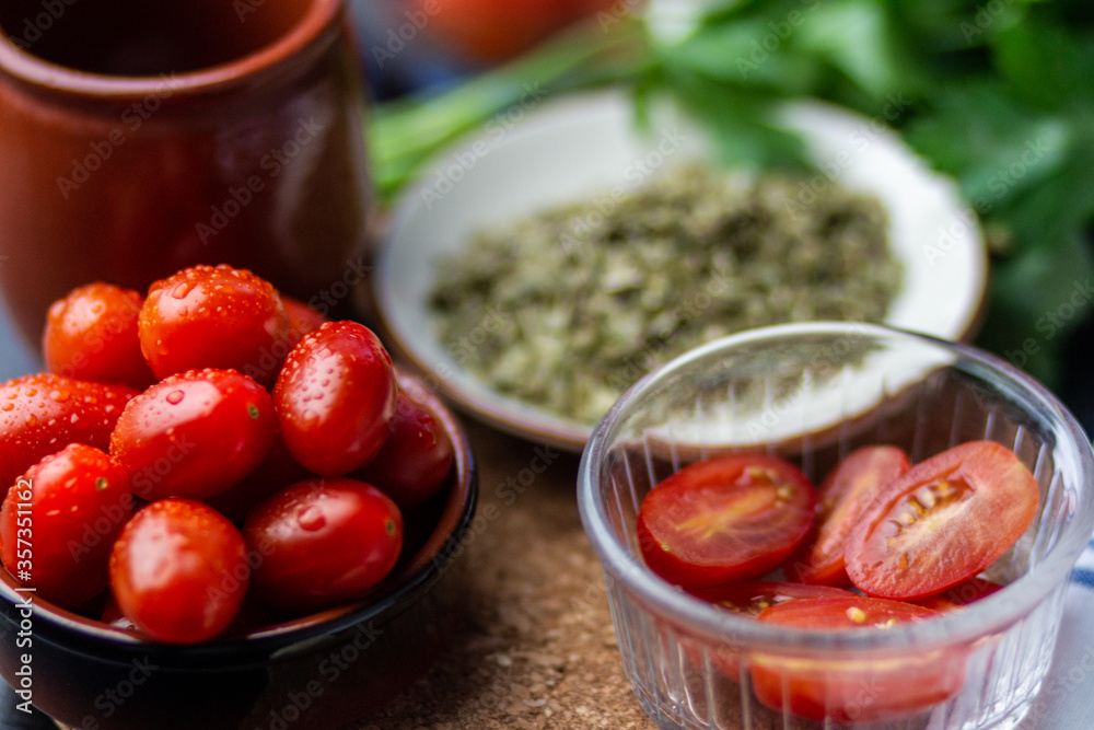 Tomate cherry con ajo y perejil en rama y seco Tomate cherry con ajo y perejil en rama y seco