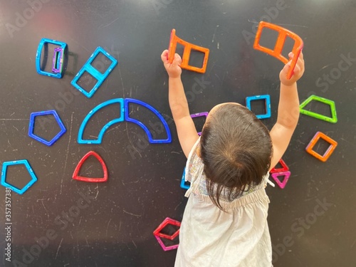 パズルで遊ぶ女の子