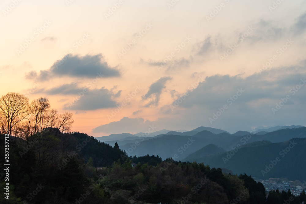 夜明けの奈良の山村の山脈