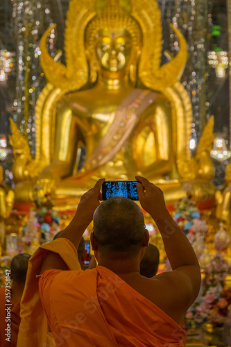 Photography A novice photographing Buddha images with a mobile phone