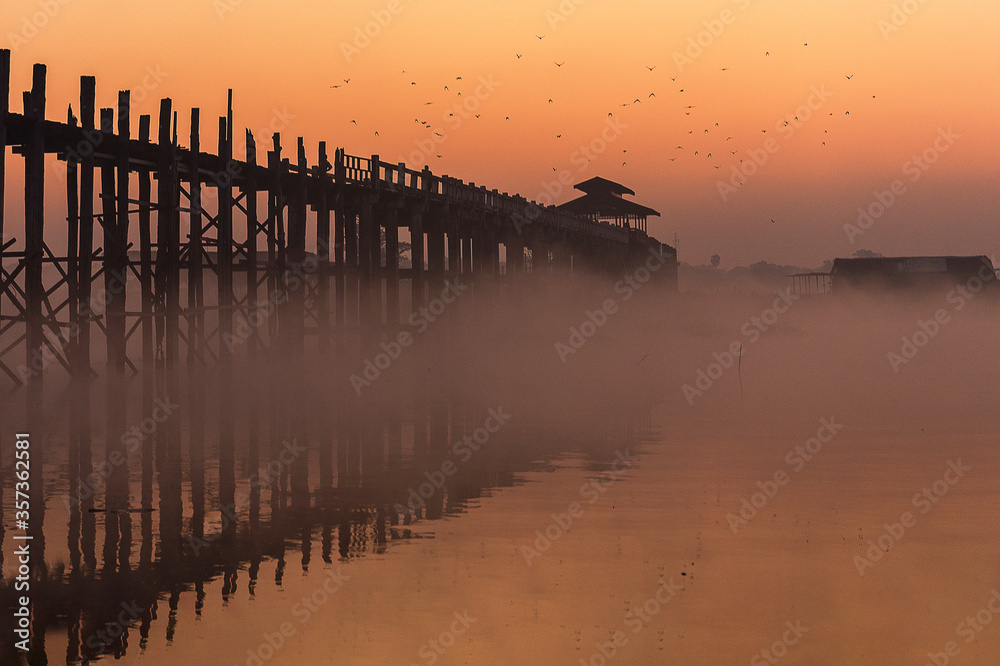 Fototapeta premium teak wood bridge in the morning 