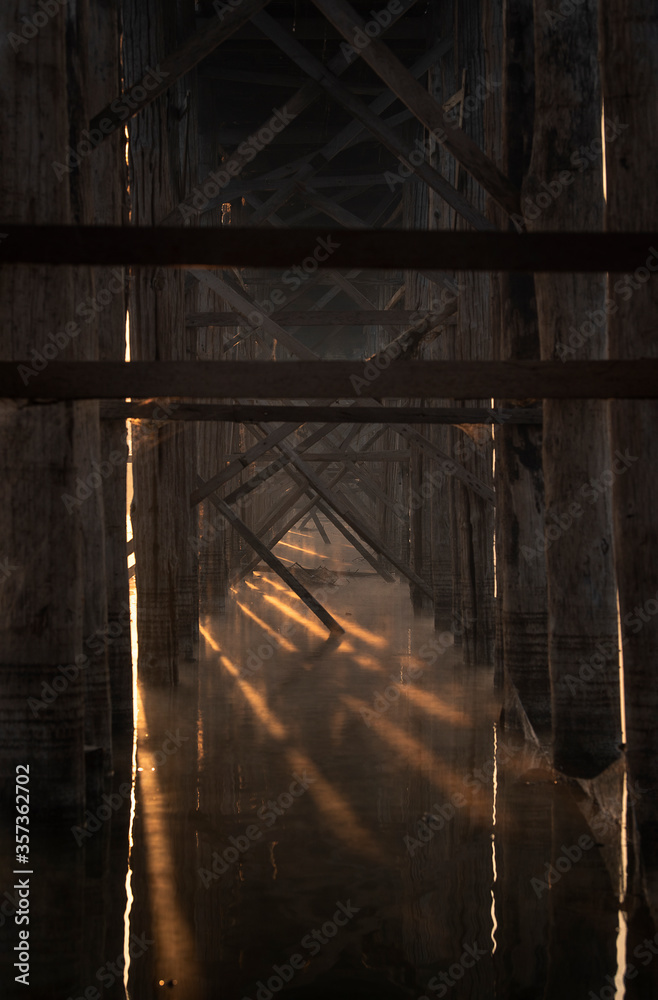 Obraz premium sunlight under teak wood bridge