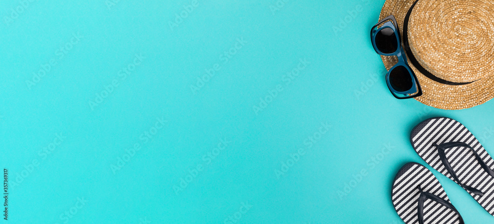 Naklejka premium Beach accessories on blue background.Summer vacation. Creative concept.Travel mood to the sea.