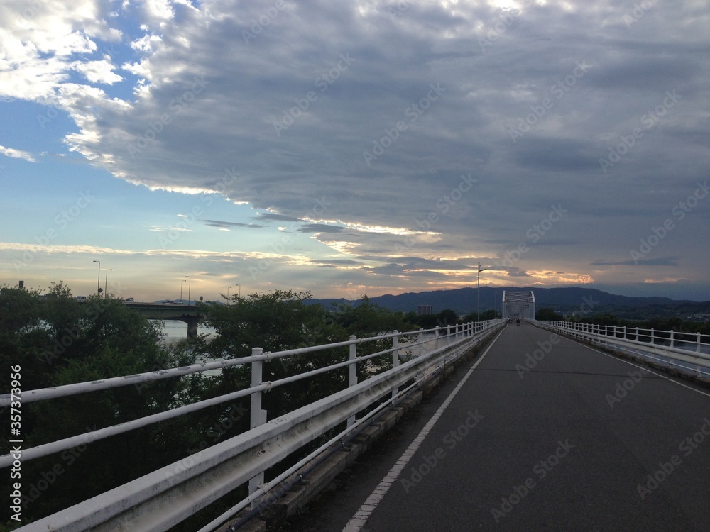 日本の夕暮れ時の橋