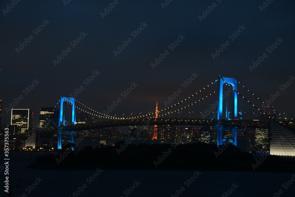 Obraz premium Błękitny most tęczowy w Tokio