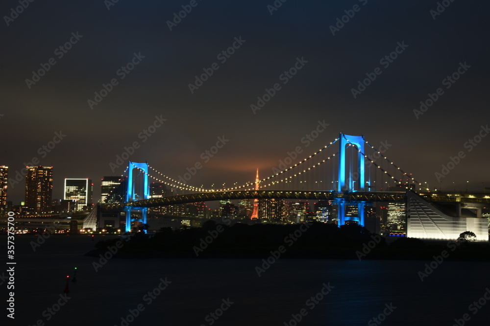 Fototapeta premium Błękitny most tęczowy w Tokio