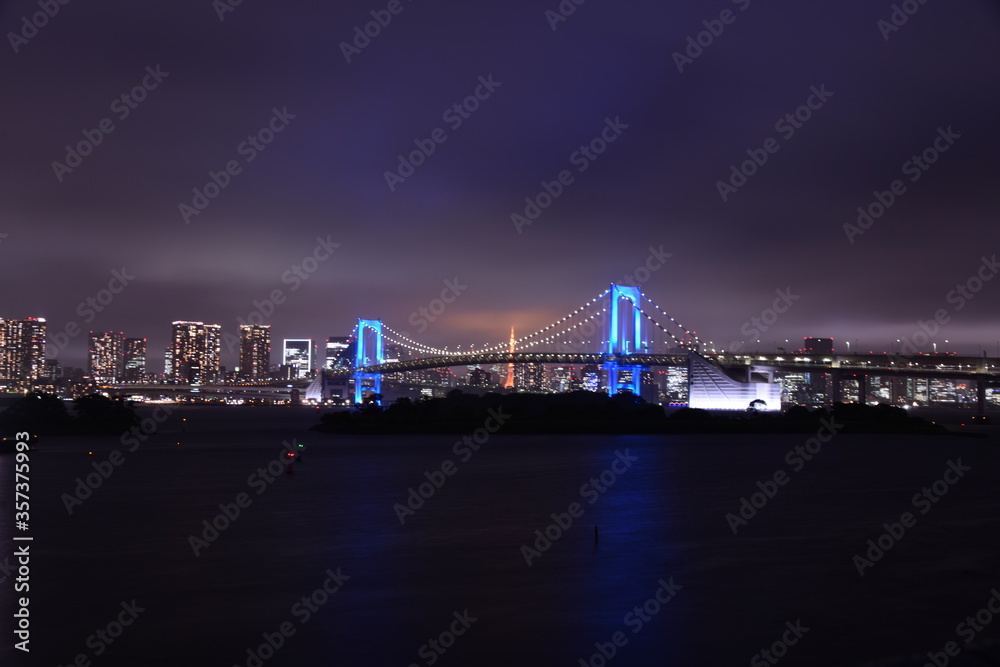 Naklejka premium Blue rainbow bridge in Tokyo
