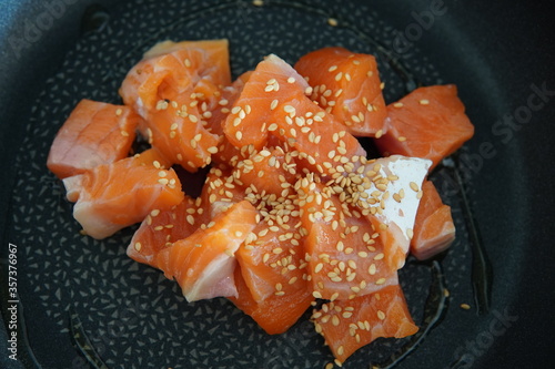 Salmón crudo con sésamo