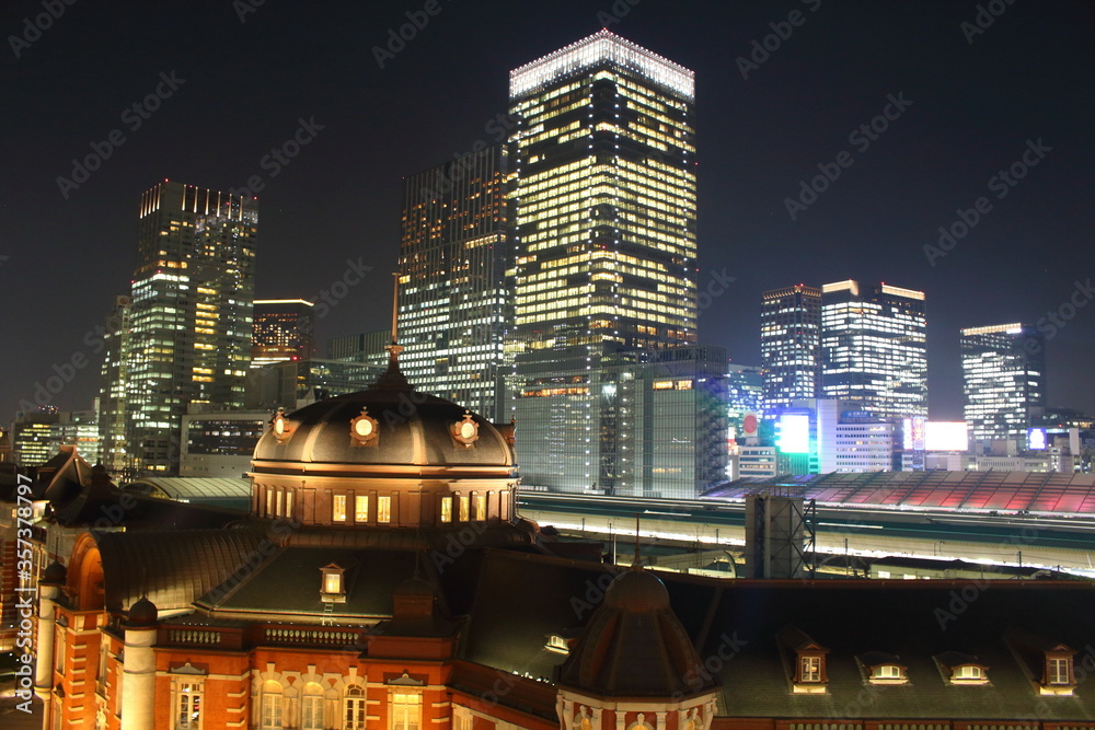東京駅駅舎 夜のライトアップと八重洲の高層ビル群　Tokyo station’s building in the night with romantic illumination and Yaesu’s skyscrapers 